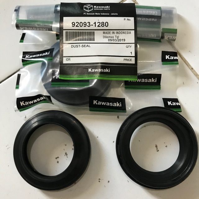 Kawasaki dtracker klx bf / ซีลกันฝุ่นสีเทา 1 ชิ้น