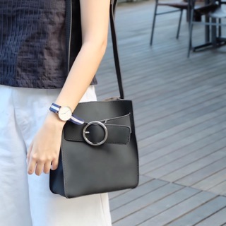 กระเป๋าสะพาย รุ่น shaped leather bag