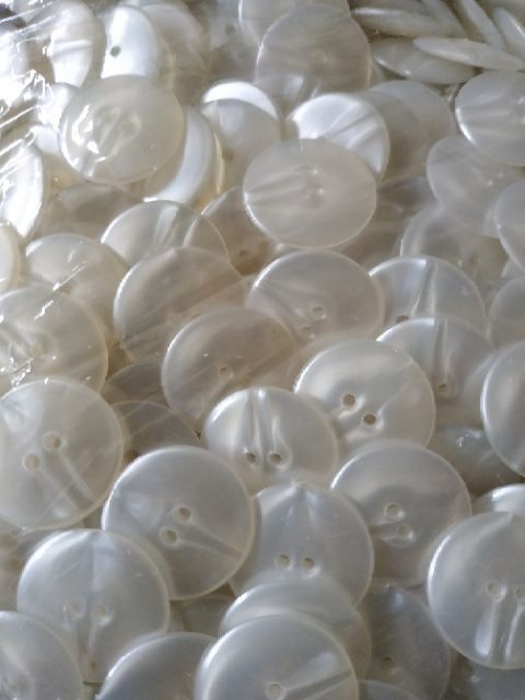 🌈กระดุมออนไลน์🧥กระดุม 2รู กลม ขนาด 25มิล ดำ มุก แดง น้ำตาลเข้ม144เม็ด - รูปที่ 2