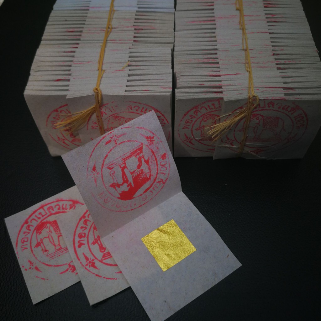 ทองคำเปลวแท้ 100% ตีมือแบบโบราณ 1.5x1.5 ซ.ม  จัดชุด 1,000 แผ่น