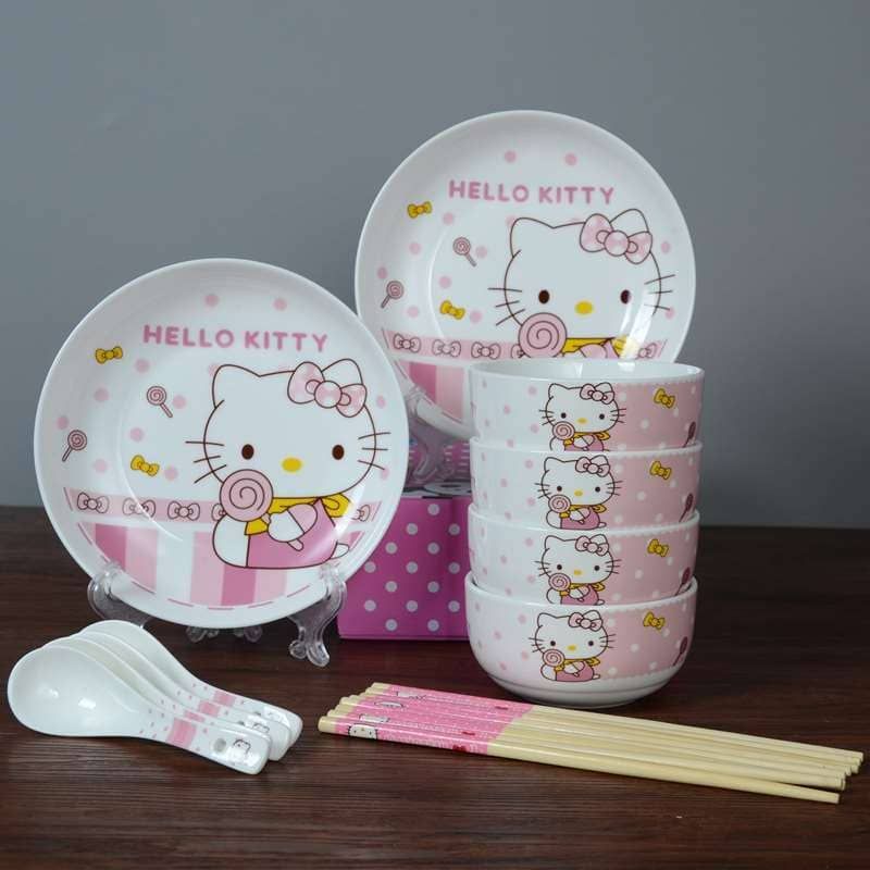 (1 ชุด 2 แผ่น + 4 ชาม + 4 ช้อน) ชุดจานชามเซรามิค ลายการ์ตูน Hello Kitty บนโต๊ะอาหาร