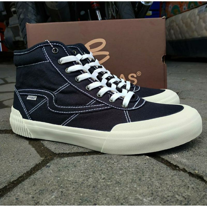 PATROBAS EQUIP สูงสีดําสีขาว