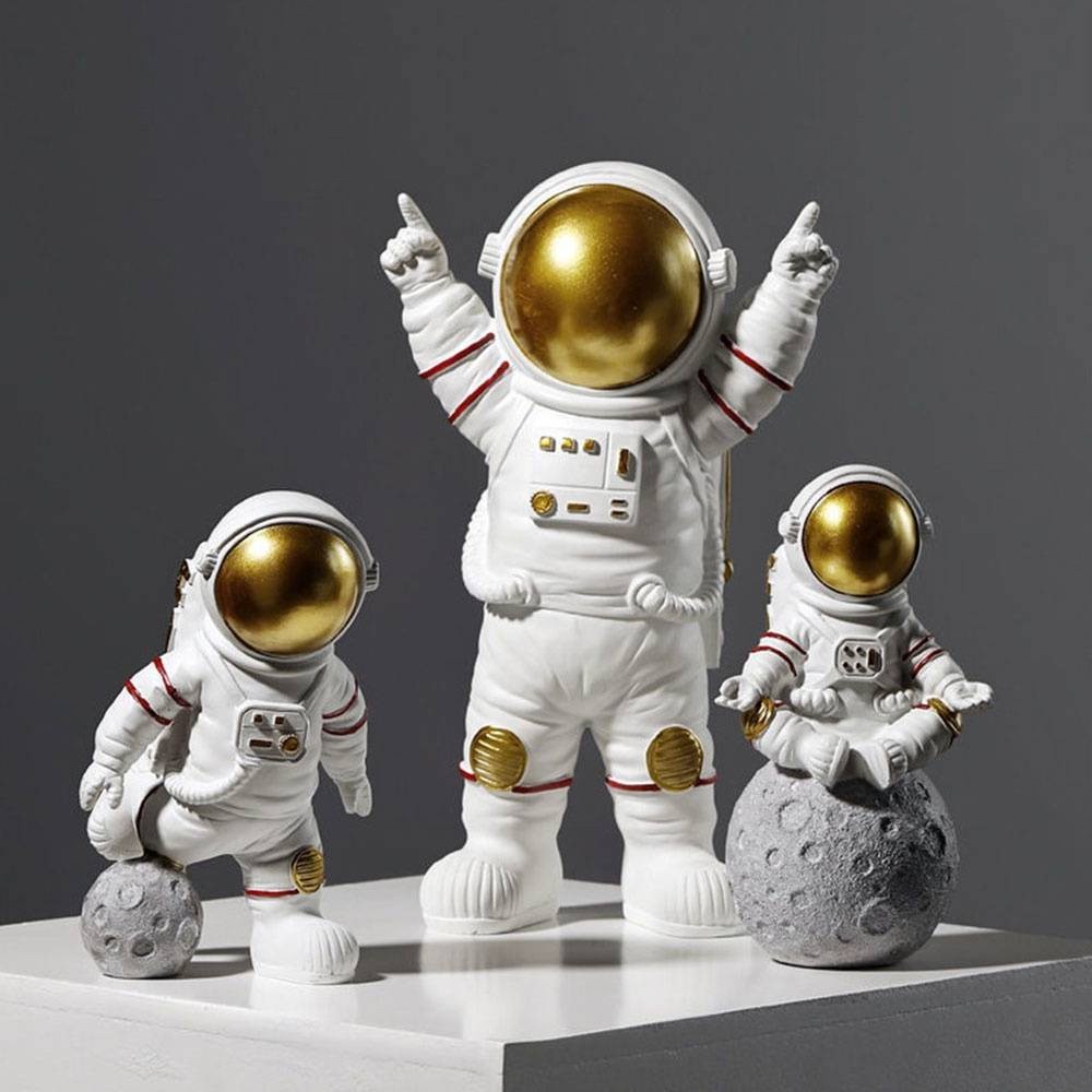 Statues & Sculptures 12 บาท รูปปั้น  Spaceman ประติมกรรมของเล่นเพื่อศึกษาเดส์กท็อปตกแต่งบ้านนักบินอวกาศ Hobbies & Collections