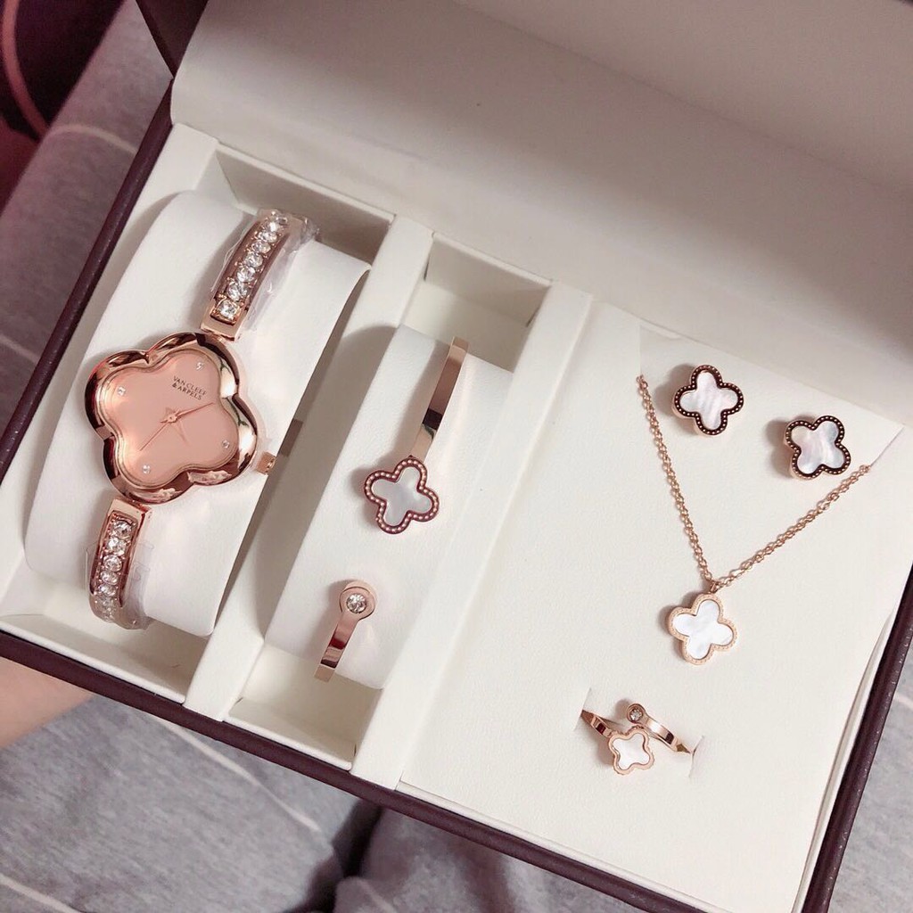Van Cleef & Arpels Wrist Watchนาฬิกาแบรนด์เนมแท้100[ นาฬิกา , กำไล , สร้อยคอ , ต่างหู , แหวน