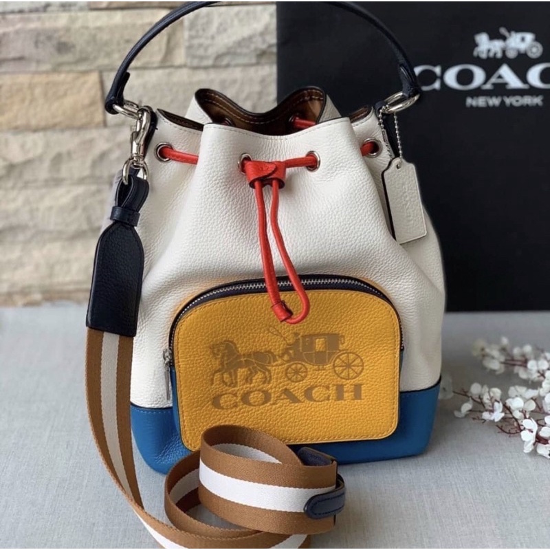 🎀 (สด-ผ่อน) กระเป๋าทรงขนมจีบ สีขาว เหลืองฟ้า Coach 1899 COACH JES DRAWSTRING BUCKET BAG IN COLORBLOC