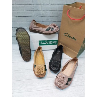 Clarks 1817-8 รองเท้าหนังแท้ แบบสวม ลายดอกไม้ สําหรับผู้หญิง