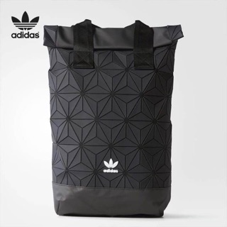 กระเป๋าเป้ adidas