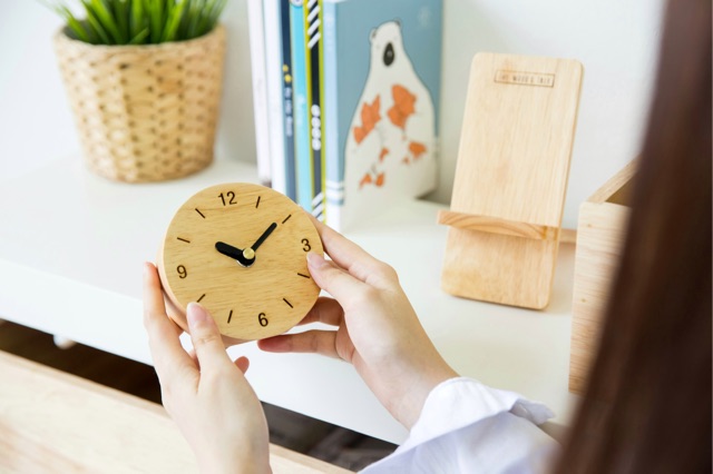 THEWOOD 'S TALE นาฬิกาตั้งโต๊ะ นาฬิกาไม้ เดินเงียบ ROUND TABLE CLOCK จากไม้แท้ธรรมชาติ - รูปที่ 2