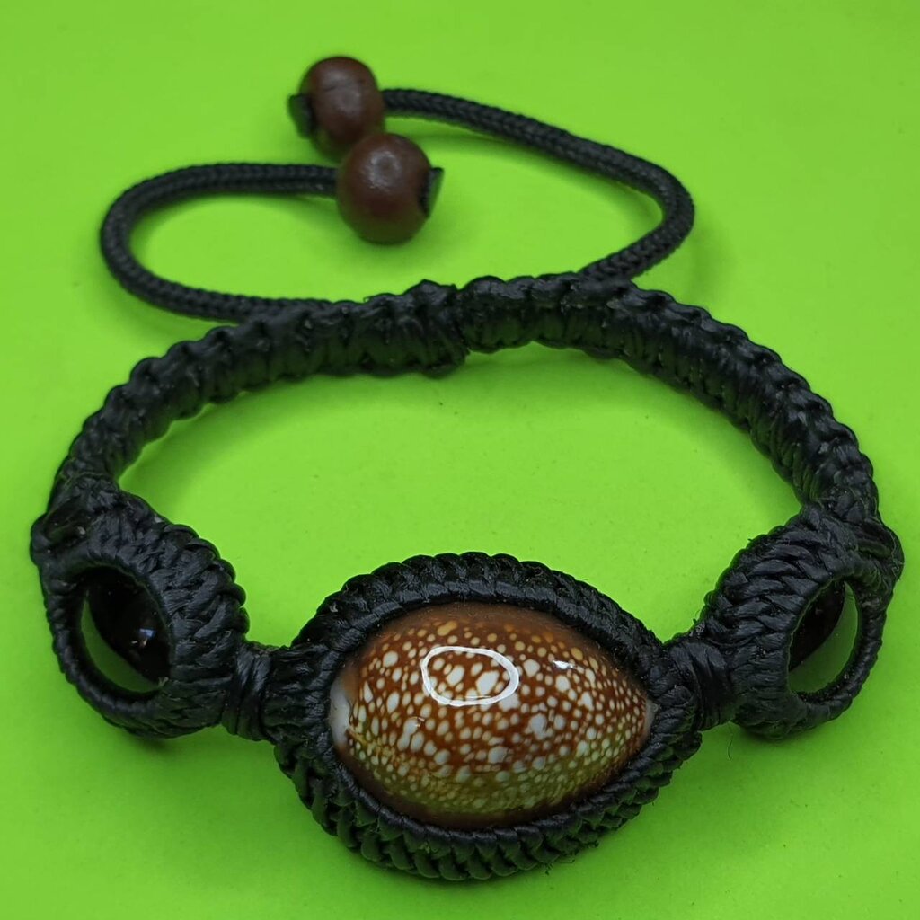 สร้อยข้อมือเบี้ยแก้+ไหลน้ำพี้ ฟรีไซน์ (เบี้ยใหญ่ 2-3 ซม.คละขนาดคละสีไหลน้ำพี้) (แภมหลวงปู่ทวดทรงพญานาคแรน้ำพี้ 1 องค์)