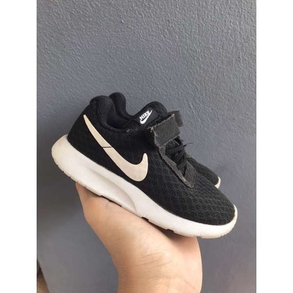 รองเท้า nike เด็ก มือสองสีดำ