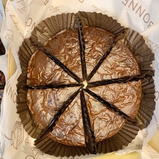 บราวนี่กลมไม่ใส่ท็อปปิ้ง ตัดแบ่ง8ชิ้น น้ำหนัก235กรัม