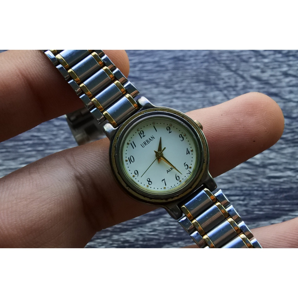 นาฬิกา Vintage มือสองญี่ปุ่น Alba URBAN  Quartz ผู้หญิง ทรงกลม กรอบทอง หน้าขาว สายสแตนเลส 2 กษัตริย์ ใช้งานได้ปกติ