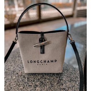 LONGCHAMP ESSENTIAL TOILE ECRU BUCKET BAG กระเป๋าถือ พร้อมสายสะพายข้างครอสบอดี้ แบรนด์ลองชอม ตัวหนังสือโลโก้