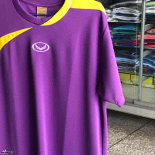 เสื้อฟุตบอลคอวีแขนสั้นสีม่วง GRAND SPORT 011506