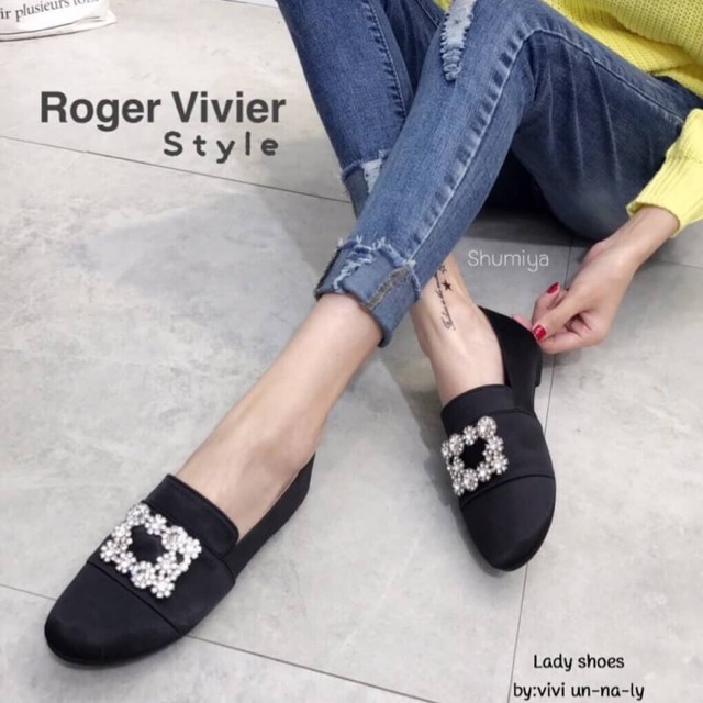 รองเท้าคัทชูดีไซน์หรูแบรนด์เนม อย่าง Roger Vivier ที่มีโลโก้เหลี่ยมประกับคริสตัล 🍭