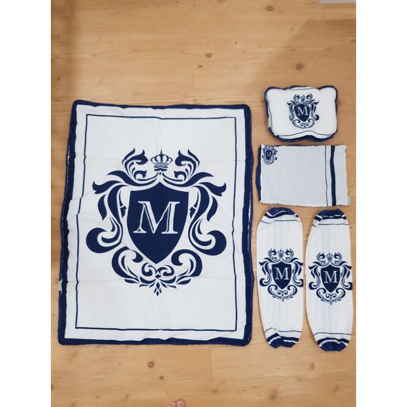 MOOCHI ชุดเครื่องนอนเด็ก INITIAL M - 1 ผ้าคลุมเตียง หมอน 1 ใบ ปลอกหมอนข้าง 2 ใบ