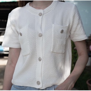 เสื้อผ้านิต แขนสั้นสีขาวกระดุมหน้า