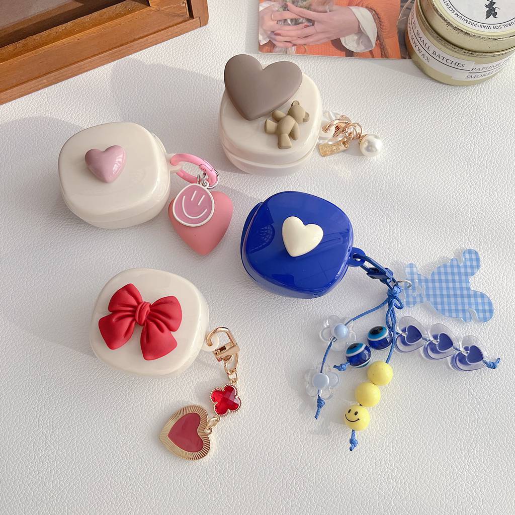 เคสหูฟังบลูทูธ ป้องกันการกระแทก ลายโบ หัวใจ 3D พร้อมจี้ สำหรับ Baseus WM01
