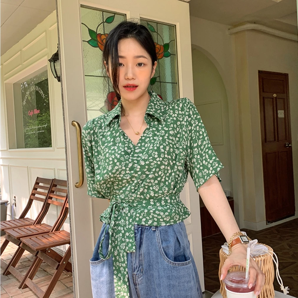 เสื้อผูกเชือกหน้า ลายดอกสีเขียว แขนสั้นคอวี สไตล์เกาหลีวินเทจ thumbnail 3