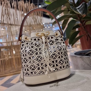 ใบใหญ่ T O R Y BURCH T MONOGRAM LASER-CUT BUCKET BAG