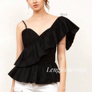 Pleat closure ruffle cold shoulder top เสื้อสายเดี่ยวทรงบรา ระบายเฉียงไหล่