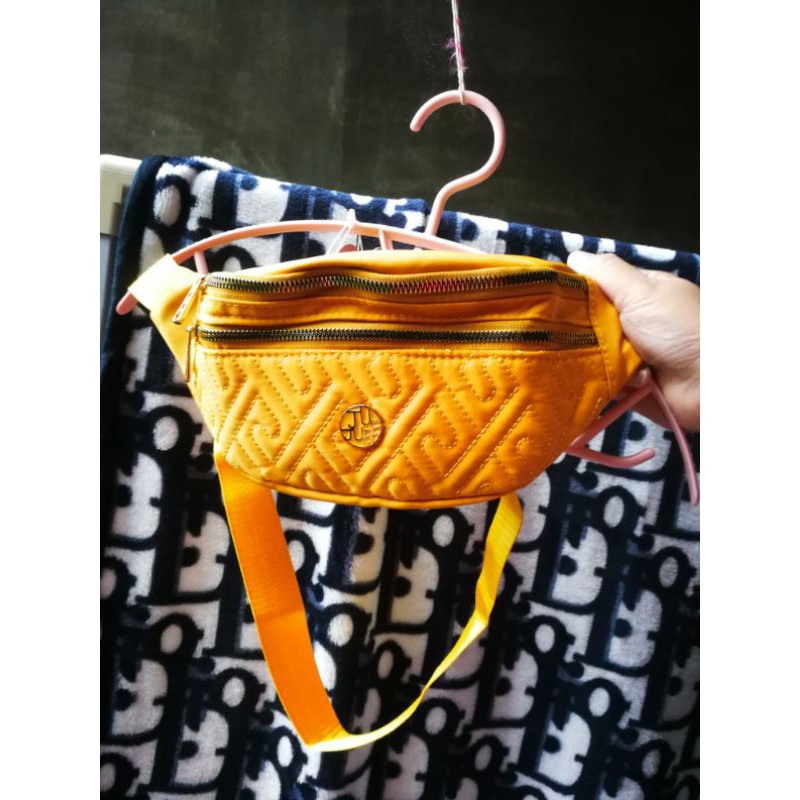 กระเป๋าคาด อก แบรนด์ JUJUBE จูจุ๊บ มีสีเดียวสีเหลืองสวยมาก