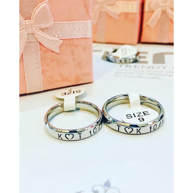 แหวนสแตนเลสแท้กว้าง4mm.ไม่ลอกไม่ดำ วงละ125.- สลักชื่อฟรี🎁แถมกล่องฟรี#เครื่องประดับสลักชื่อ