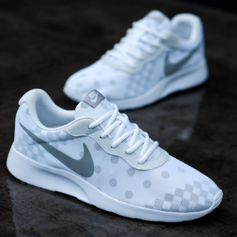 nike tanjun white silver