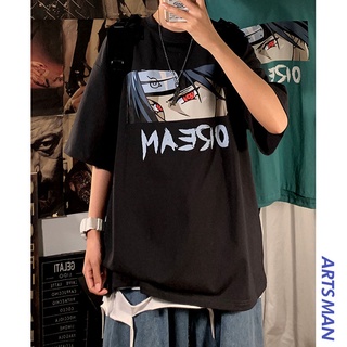 【hot sale】Naruto แขนสั้นเสื้อยืดผู้ชายเกาหลีรุ่นฤดูร้อนแนวโน้มหลวมห้าจุดแขนสไตล์ฮ่องกงครึ่งแขนอะนิเมะเสื้อ Uchiha Itachi