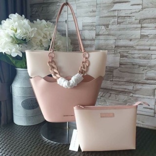 กระเป๋า CHARLES &amp; KEITH สีชมพูหวาน