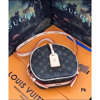 กระเป๋าสะพา​ยข้าง​ Louis​ Vuitton