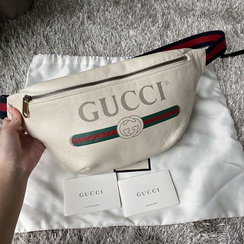 Like new Gucci print small belt bag size 90 ปี2019 ใบใหญ่นะคะ จุของได้เยอะมาก มุมไม่ถลอก ตัวหนังสวย ไม่มีดูดสี ภายใน