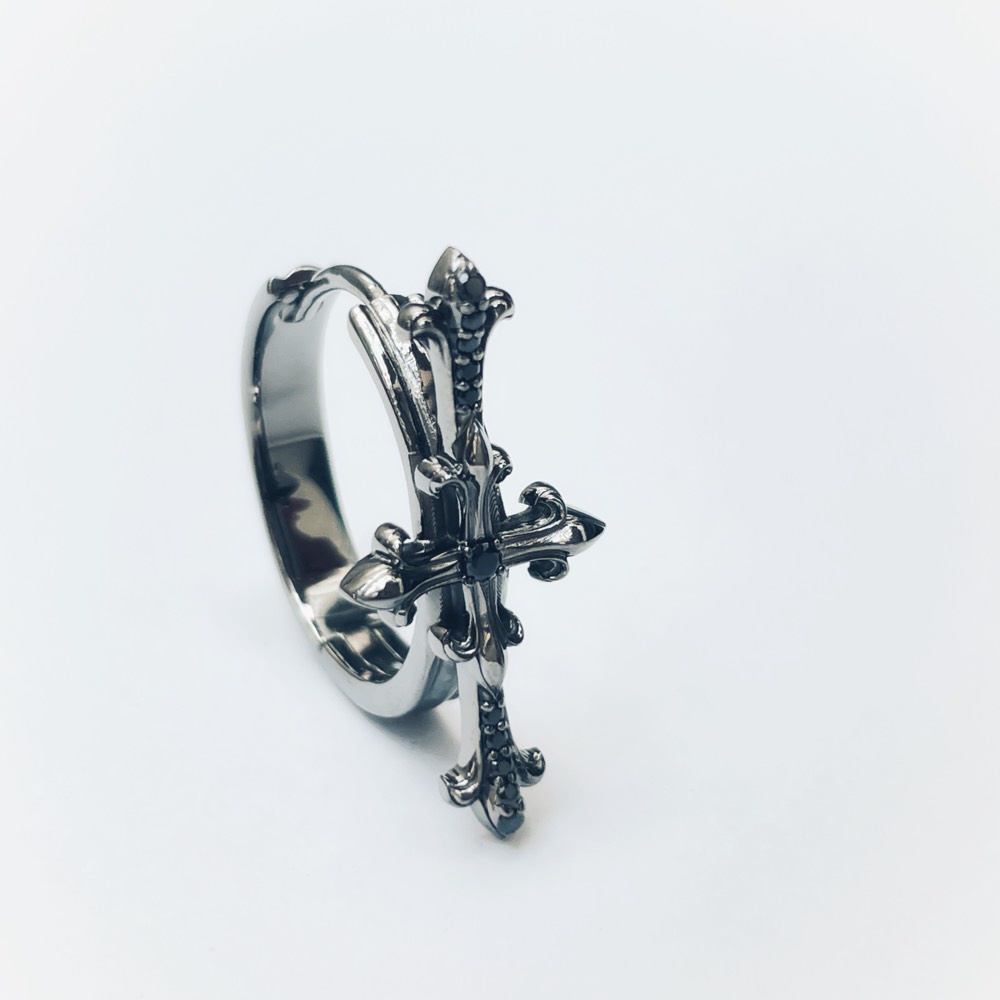 Grand Cross Huggie Earring Oversized Xtreme - Black ต่างหูเsj;'งินแท้ 925 ชุบแบล็กโรเดียม ฝังคริสตัล