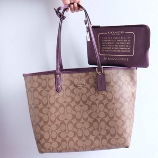 Coach F36658 tote กลับด้าน สามารถกลับใช้ได้ 2 ด้าน มีใบลูกมาให้อีกด้วย คุ้มมากมายครับ