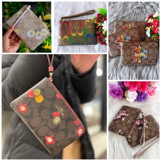 🔥🔥Coach แท้🌈คล้องมือ 1 ซิป S ลายน่ารักๆ CORNER ZIP WRISTLET WITH RIVETS