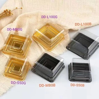 DEDEE (50ชุด)กล่องขนมสี่เหลี่ยมพลาสติกฐานสีทอง ฐานสีดำ กล่องขนมจตุรัส กล่องเบเกอรี่PET