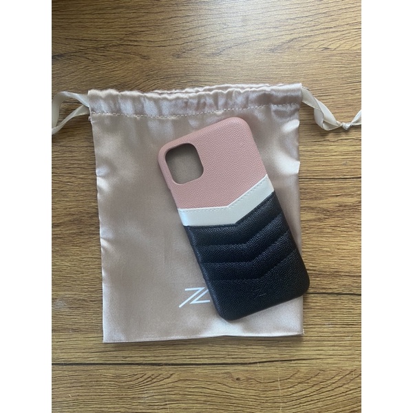 เคสหนังiphone 11 zene__studio ซื้อมา650ค่ะ สภาพใหม่มาก ไม่มีตำหนิตรงไหนเลย ลองใส่ครั้งเดียวค่ะราคาคุ