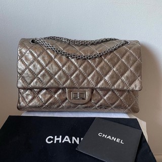 Used Chanel reissue 226 สี metallic holo11 สภาพโดยรวมยังสวยค่า มีร่อยการใช้งานทั่วไป อุปกรณ์ ถุงผ้า แคร์บุ๊คค่ะ