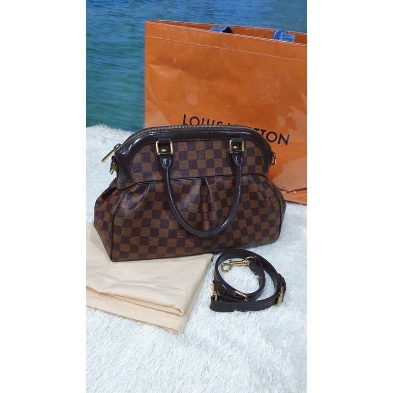 LV Trevi pm Damier  Ebene dc ปี02 แคนวาทชัดดอกเด้ง อะไหล่เงางาม  ซิปลื่นดี ภายในสะอาด😎ขนาด 33×25×14 