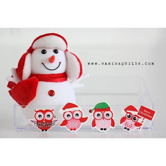 กระดุมไม้ กระดุมตกแต่ง รูป Santa Owls นกฮูกแซนต้าครอส 2 รู คละลาย  ขนาด 37 x 27 มม. แพคละ 4 ชิ้น (รห