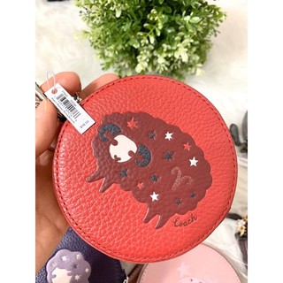 กระเป๋า ใส่เหรียญ ROUND COIN CASE WITH ARIES (COACH F79865) ลายแกะ