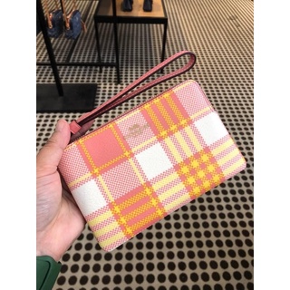 พร้อมส่ง แท้ 🇺🇸💯% New Coach กระเป๋า คล้องมือ 1 ซิป S รุ่น CORNER ZIP WRISTLET WITH GARDEN PLAID PRINT C8683 TAFFY MULTY