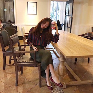 เสื้อเชิ้ตคอวี แขนยาว แต่งกระดุม ใส่สวยมาก ผ้าไหมอิตาลี่ใส่สบาย