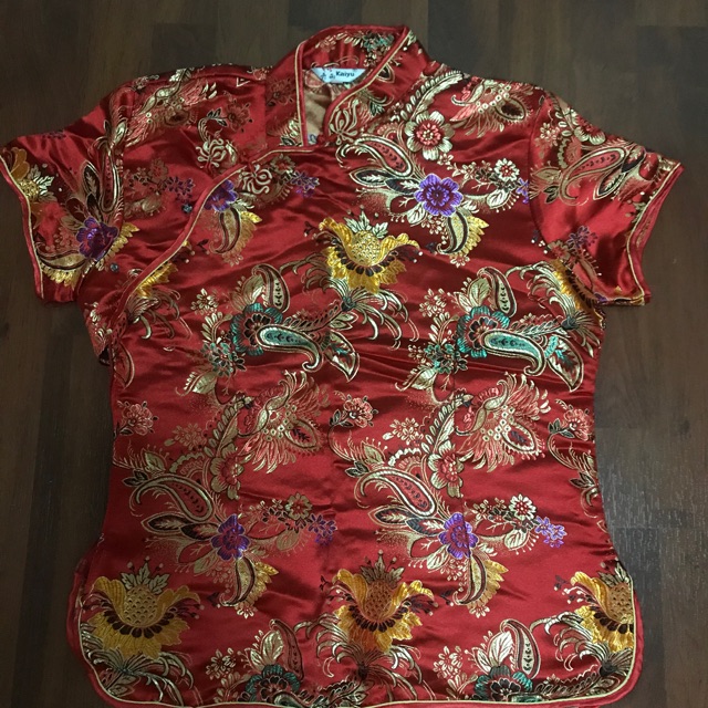 เสื้อ สีแดงสด สภาพดีไม่มีตำหนิ Sz:L   ราคา250บาท