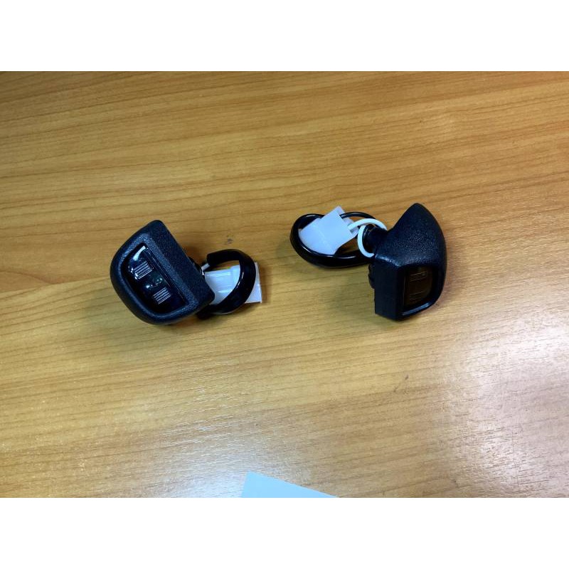 ไฟส่องป้าย Chev Colorado 2012 รุ่นติดกันชนหลัง 1คู่ (ซ้าย+ขวา) ยี่ห้อ AA.- สำหรับ เชฟโรเลต / Chevrolet โคโลราโด้