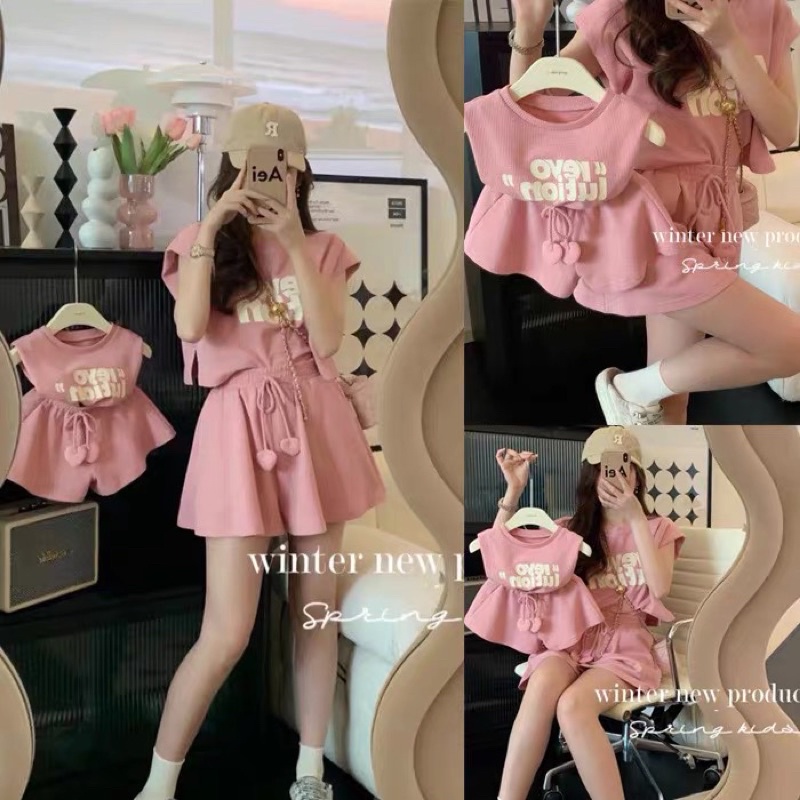 #แม่ลูก #เสื้อผ้าสีชมพู #น่ารัก #เสื้อแขนกุด #กางเกงขาสั้น