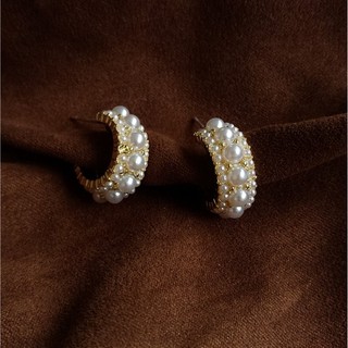 ต่างหูมุกแบบครึ่งวงกลมขนาดเล็ก Mini Pearl Half Circle Earrings