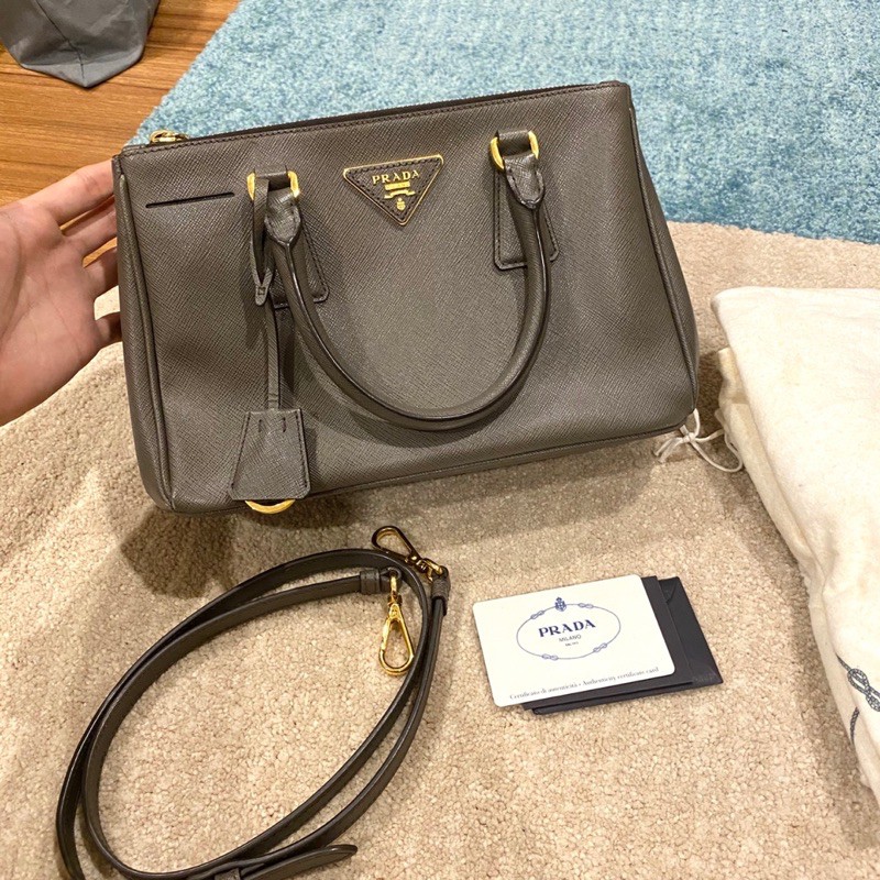 Prada saffiano 25 :Like new