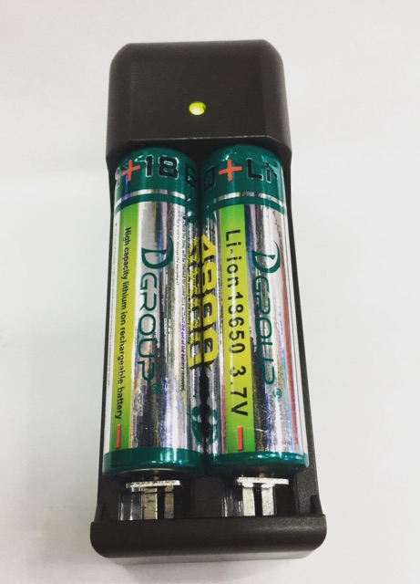 ถ่านชาร์จ18650 3.7V 4800mAh  มีให้2ก้อน พร้อมแท่งชาร์จคู่ 1อัน