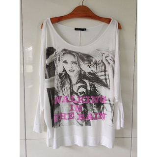 เสื้อผ้ายืดโชว์ไหล่ทรงโอเวอร์ไซส์แขนปีกค้างคาว แบรนด์ INSIDE